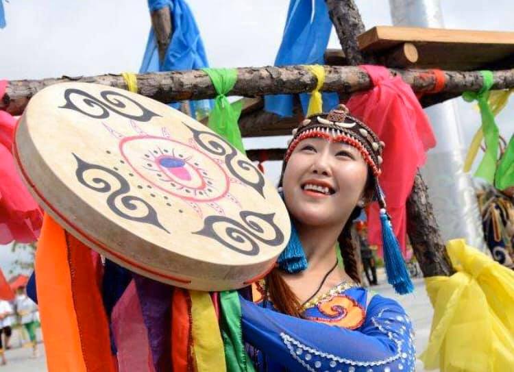 中国とロシアの極東国境周辺に住む、魚の皮をなめした服を着た赫哲族(ホジェン族）(金さん特別編)